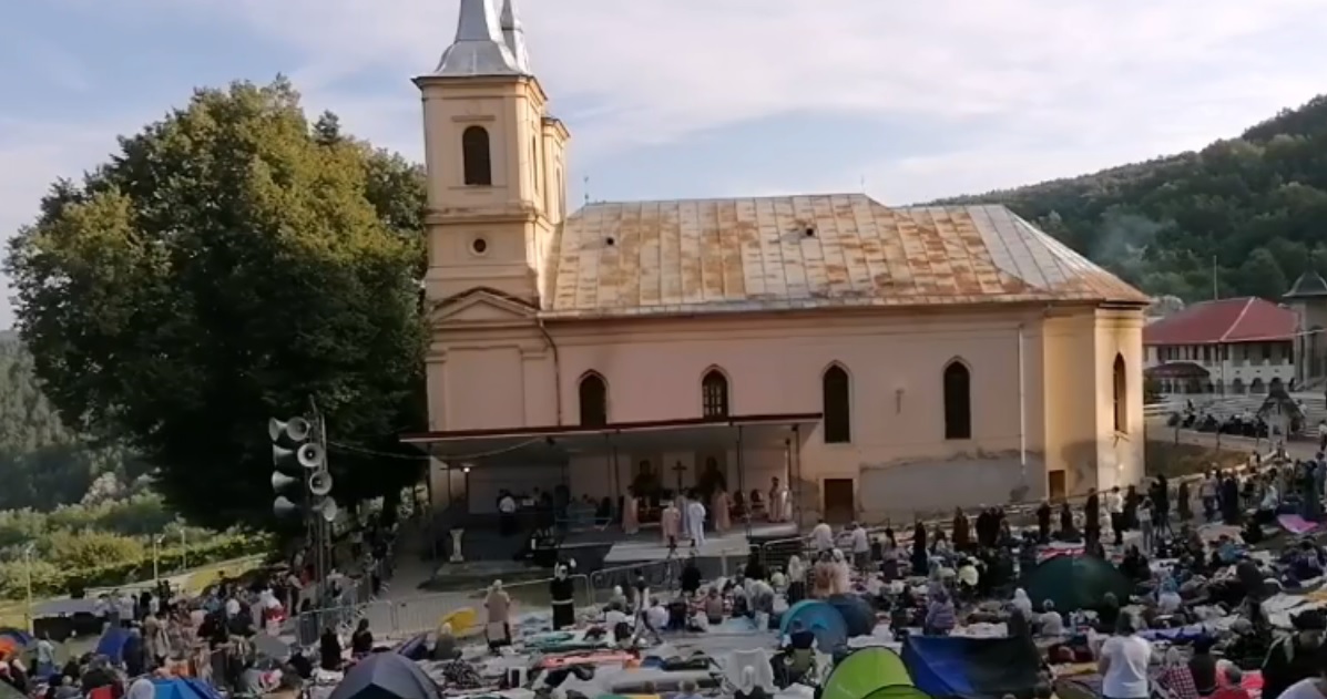 Mii de pelerini au ajuns la Mănăstirea Nicula