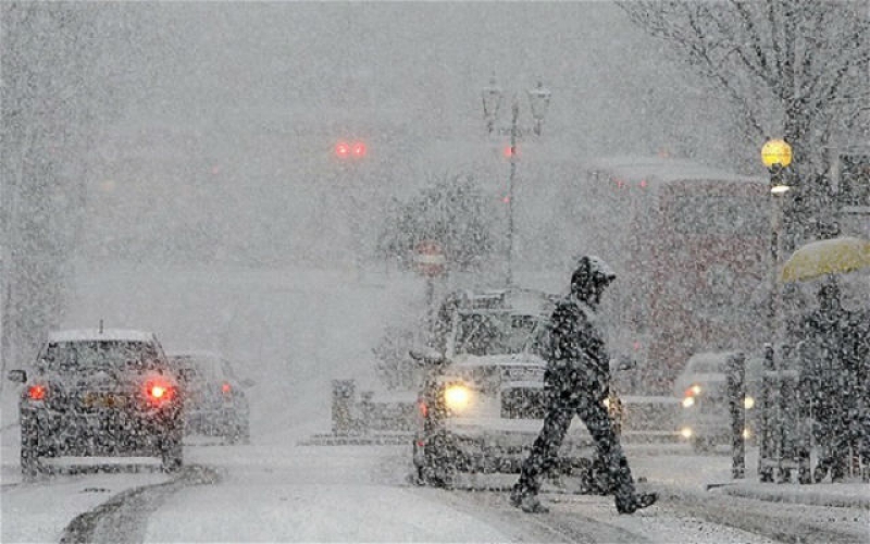 Atenţie şoferi! La Cluj a început să ningă.