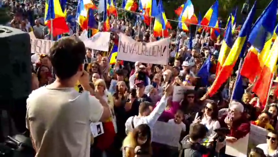 în secții de poliție și 12 jandarmi