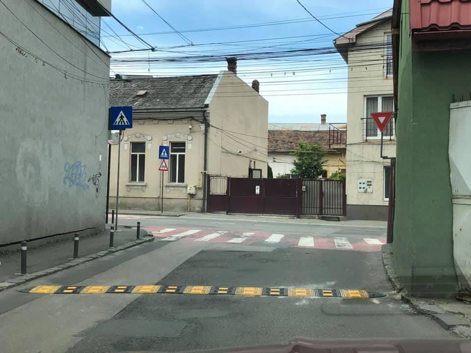 montate pe două străzi din Cluj-Napoca: „Cei de la Primărie nu au pe ce da banii?”.