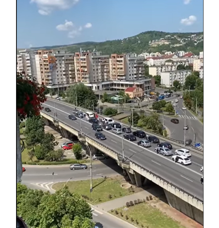 iar mașinile așteaptă