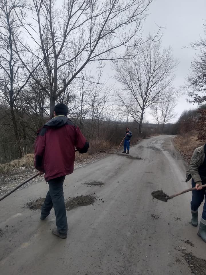 în timp ce „boierii” stau! FOTO