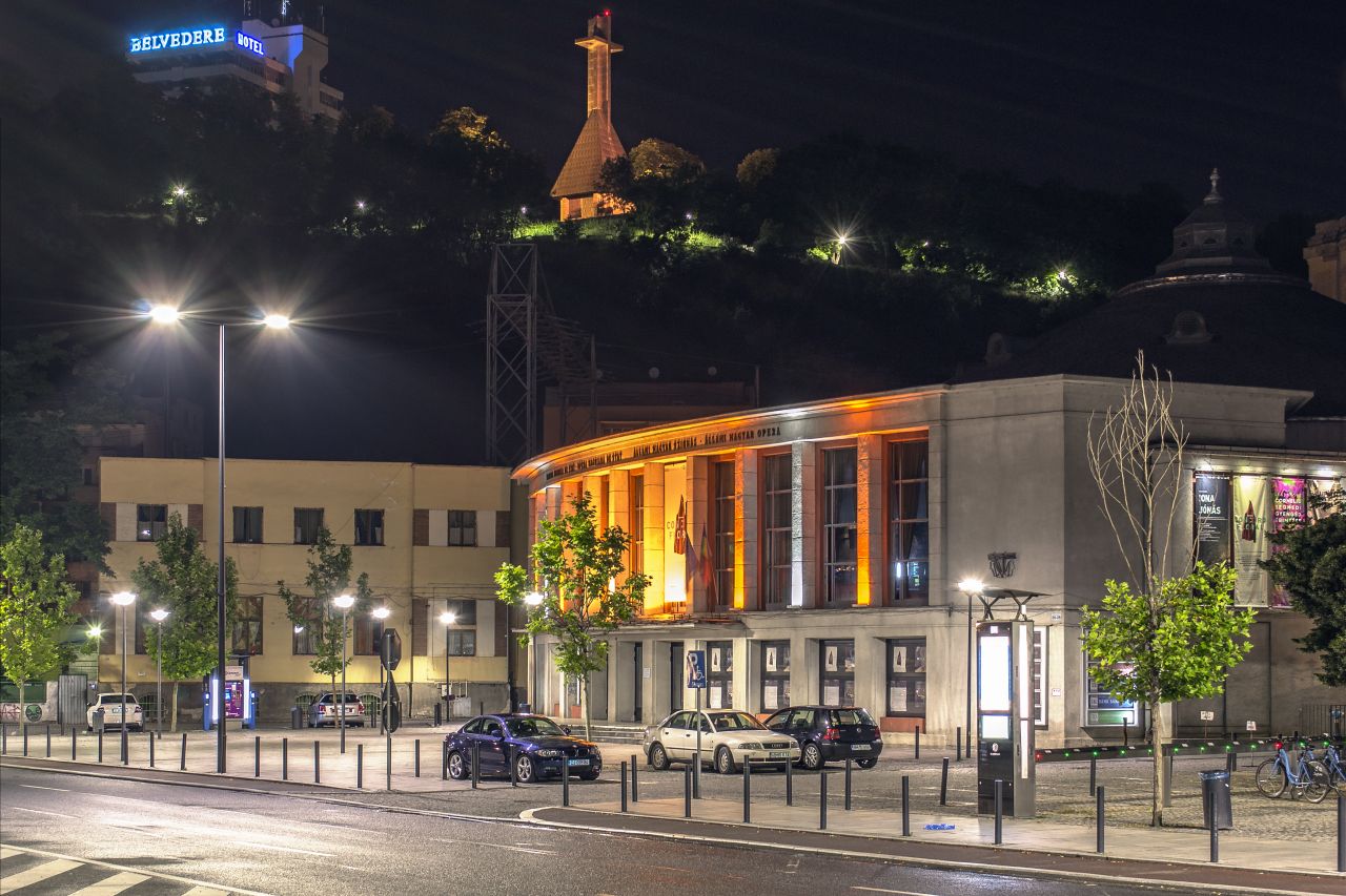loviți de o mașină la Opera Maghiară