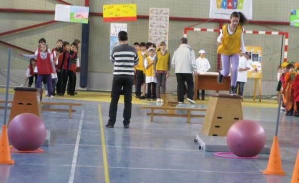 MANUALUL de sport le explică elevilor cum să stea încolonaţi