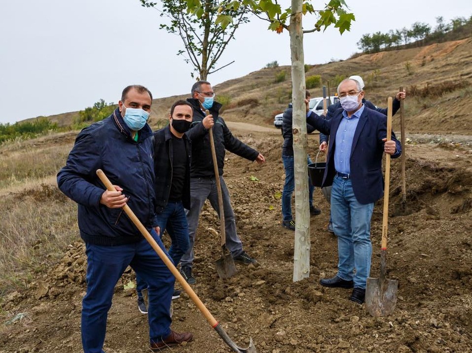 S-au plantat primii arbori din Pădurea Clujenilor! Primarul Emil Boc