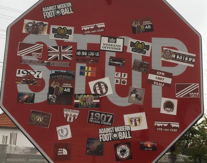Un indicator plin cu stickere CFR nu se mai vede noaptea: „Singurul loc în care le pot lipi fără să ia bătaie!” :)