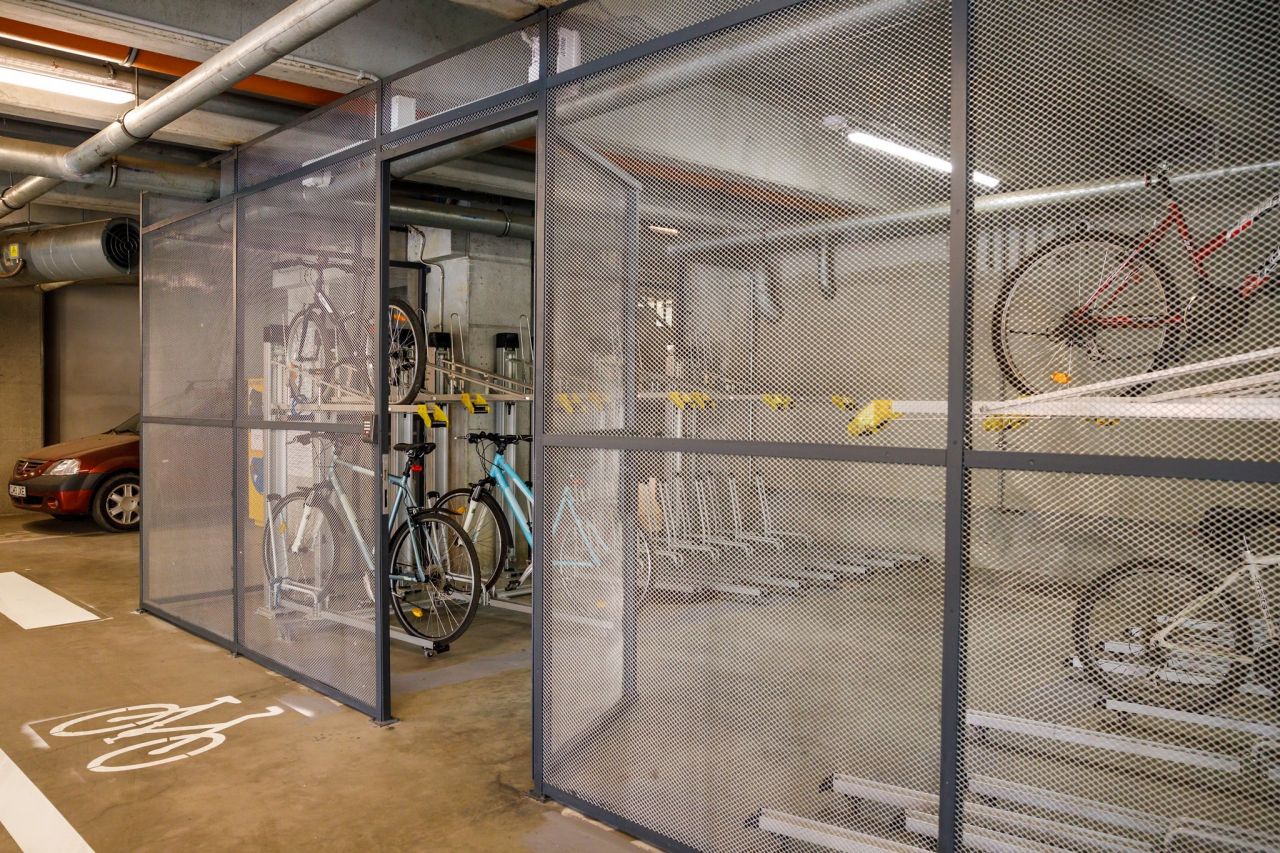 Aproape 100 locuri de parcare pentru biciclete