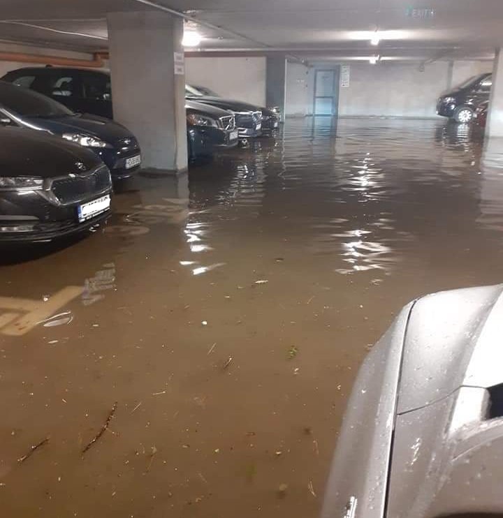 INUNDATĂ după furtună în Cluj. Mașini distruse de garduri prăbușite și copaci căzuți