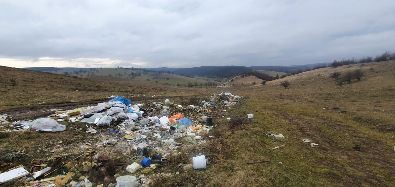 „dominată” de gunoaie abandonate. FOTO