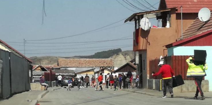 Petrecere PE STRADĂ în plină PANDEMIE. Boxe imense pentru un chef de zile mari