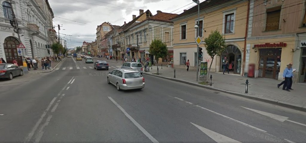 Joncţiunea benzii laturii nordice a Pieţei de pe care şoferii virau stânga cu strada Memorandumului ar putea deveni delicată