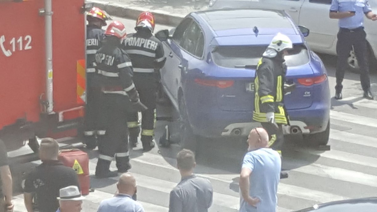 VIDEO Pieton lovit MORTAL de un șofer cu Jaguar pe o trecere de pietoni din cartierul Iris