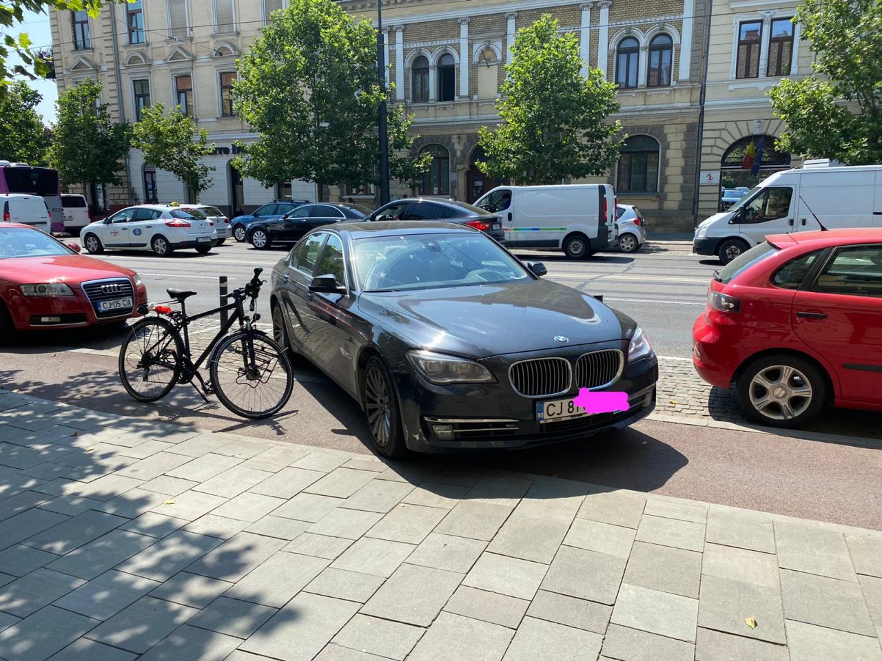 pe pista de biciclete: „Codul rutier nu sa aplică la BMW”