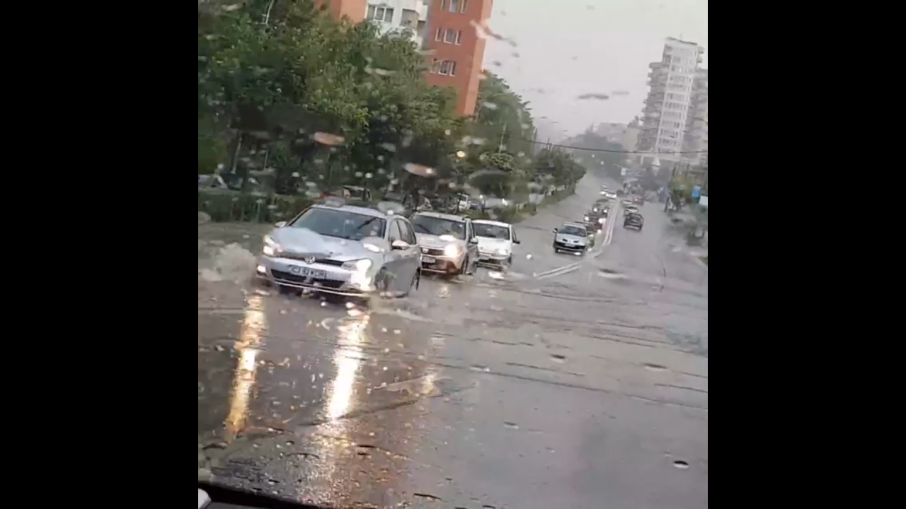 De ce apar inundații după fiecare ploaie torențială