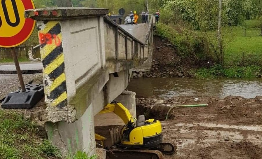 Podul de beton s-a dărâmat. „Doreii l-au distrus