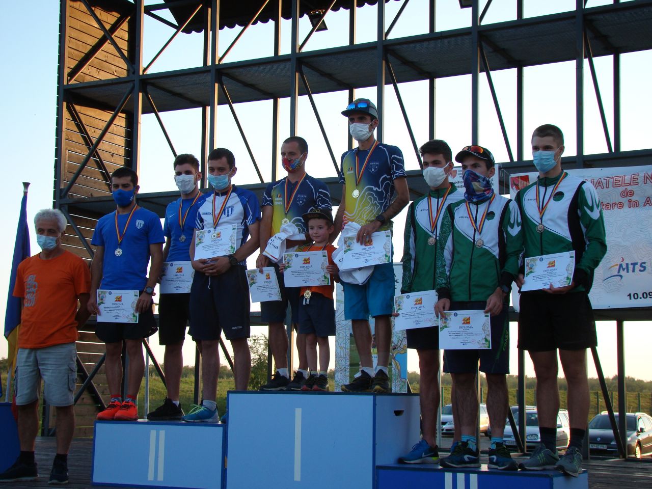 Podiumul la stafeta M21 - elita