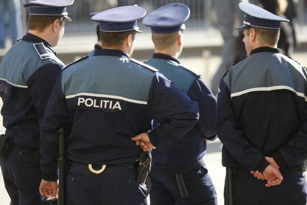 Cinci persoane au fost evacuate cu mascaţi şi amendate