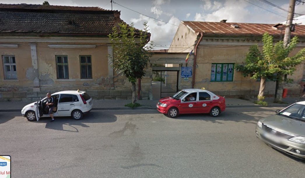lăsați fără parcare: „Cărăm baxuri de medicamente în spate”