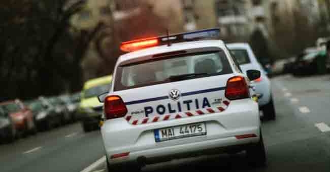 urmărit de polițiști prin Gherla! Tânărul s-a ascuns sub o mașină pentru a scăpa de poliție
