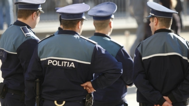 de un bărbat care petrecea cu muzica dată la maxim