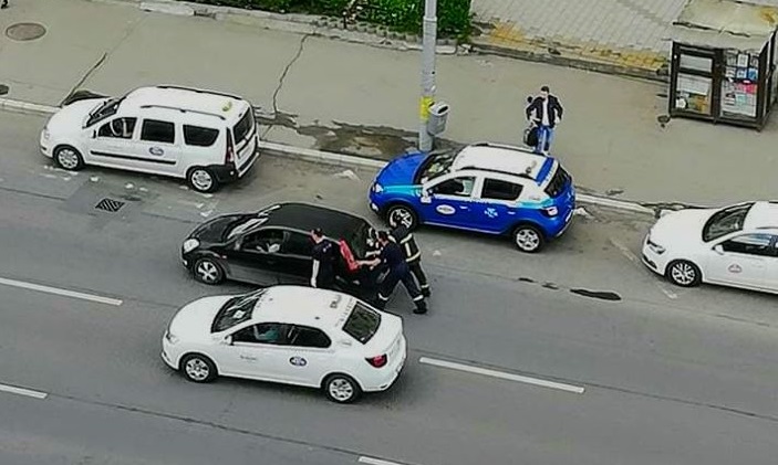 gentlemeni-veritabili-o-femeie-blocata-in-trafic-salvata-de-pompierii-intorsi-din-misiune