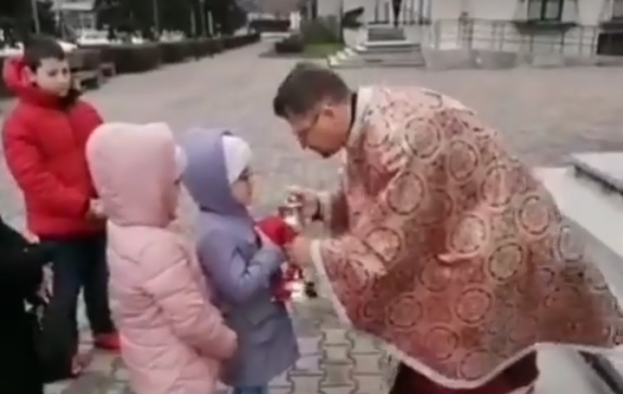 Preoții care au împărtășit clujenii cu aceeași linguriță