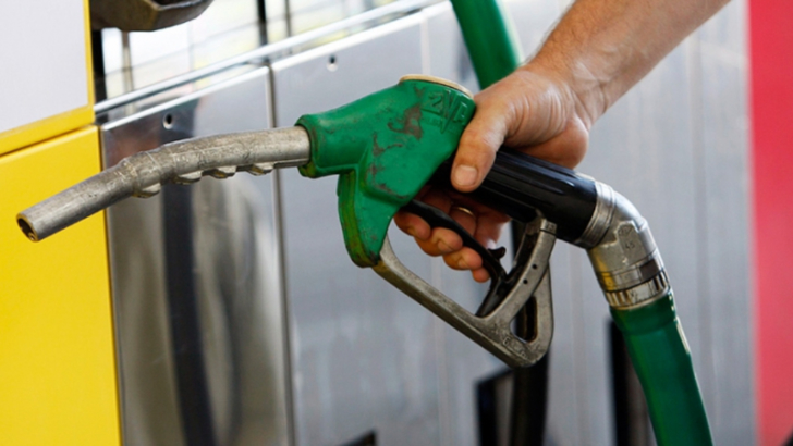 Preţul benzinei a coborât sub 4