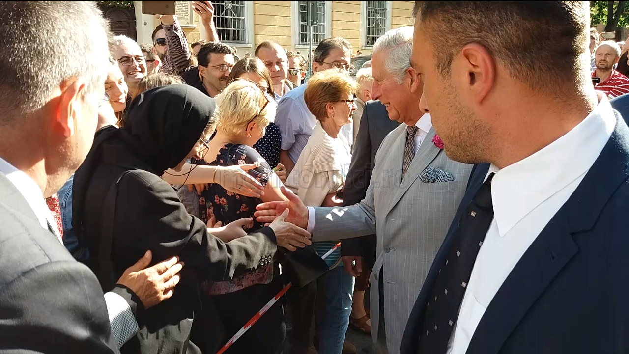 Prințul Charles a fost primit cu aplauze de clujenii care s-au strâns în număr mare pe strada Kogălniceanu