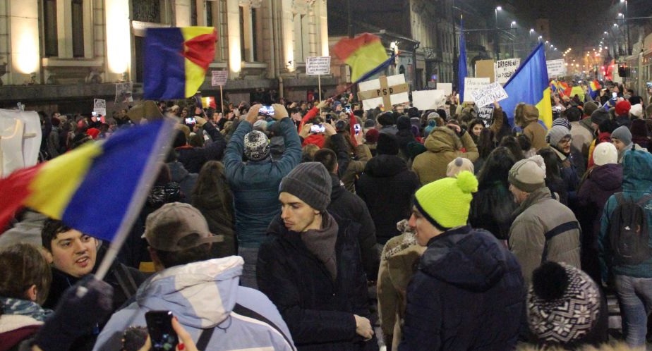 Proteste MASIVE în toată țara! Clujenii se adună în Piața Unirii