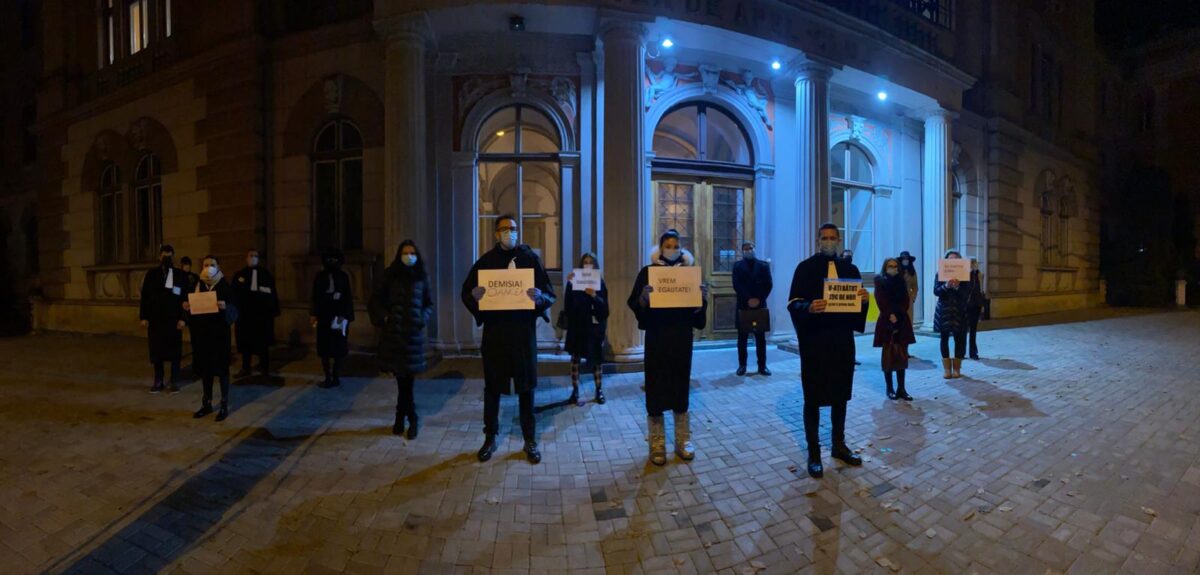 avocatii-stagiari-din-cluj-bucuresti-si-timisoara-foc-si-para-dupa-examenul-de-definitivat-v-ati-batut-joc-de-noi