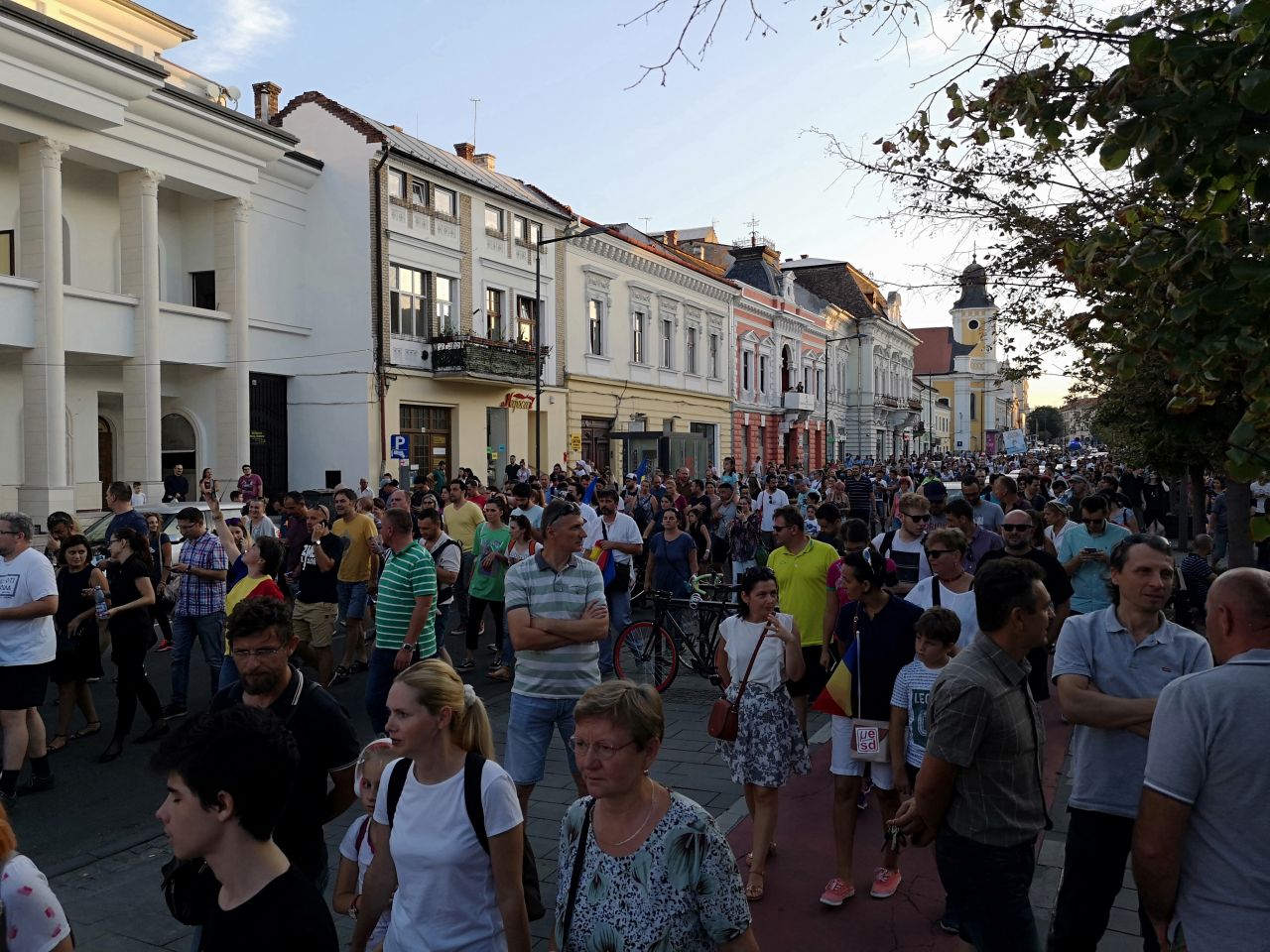 Clujenii ies în stradă la o lună de la incidentele din 10 august din Piața Victoriei