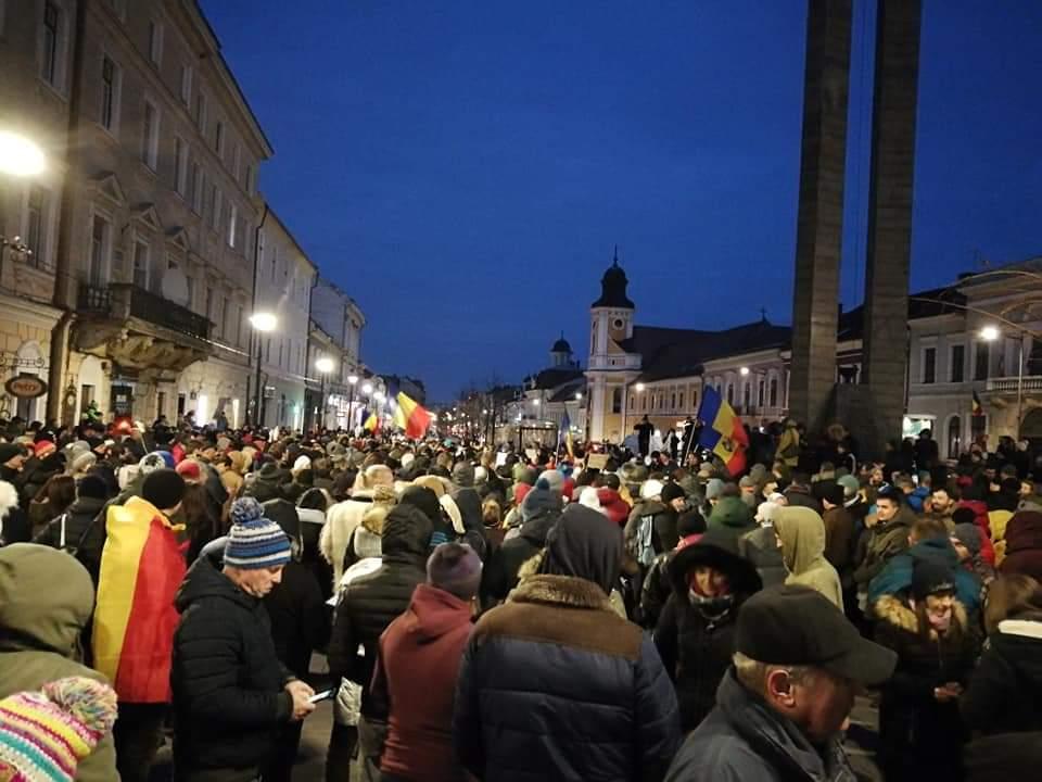 Protestatarii au pancarte cu mesaje prin care susţin independenţa Justiţiei şi cer demisia Guvernului. Foto: https://web.facebook.com/events/288229831871694/