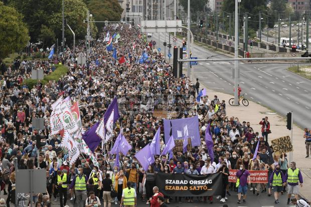 PROTESTE în Ungaria. Sute de persoane au ieșit în stradă