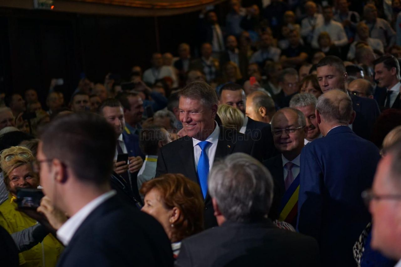Iohannis a fost primit cu aplauze de susţinătorii PNL în incinta Casei de Cultură a Stundeţilor din Cluj-Napoca