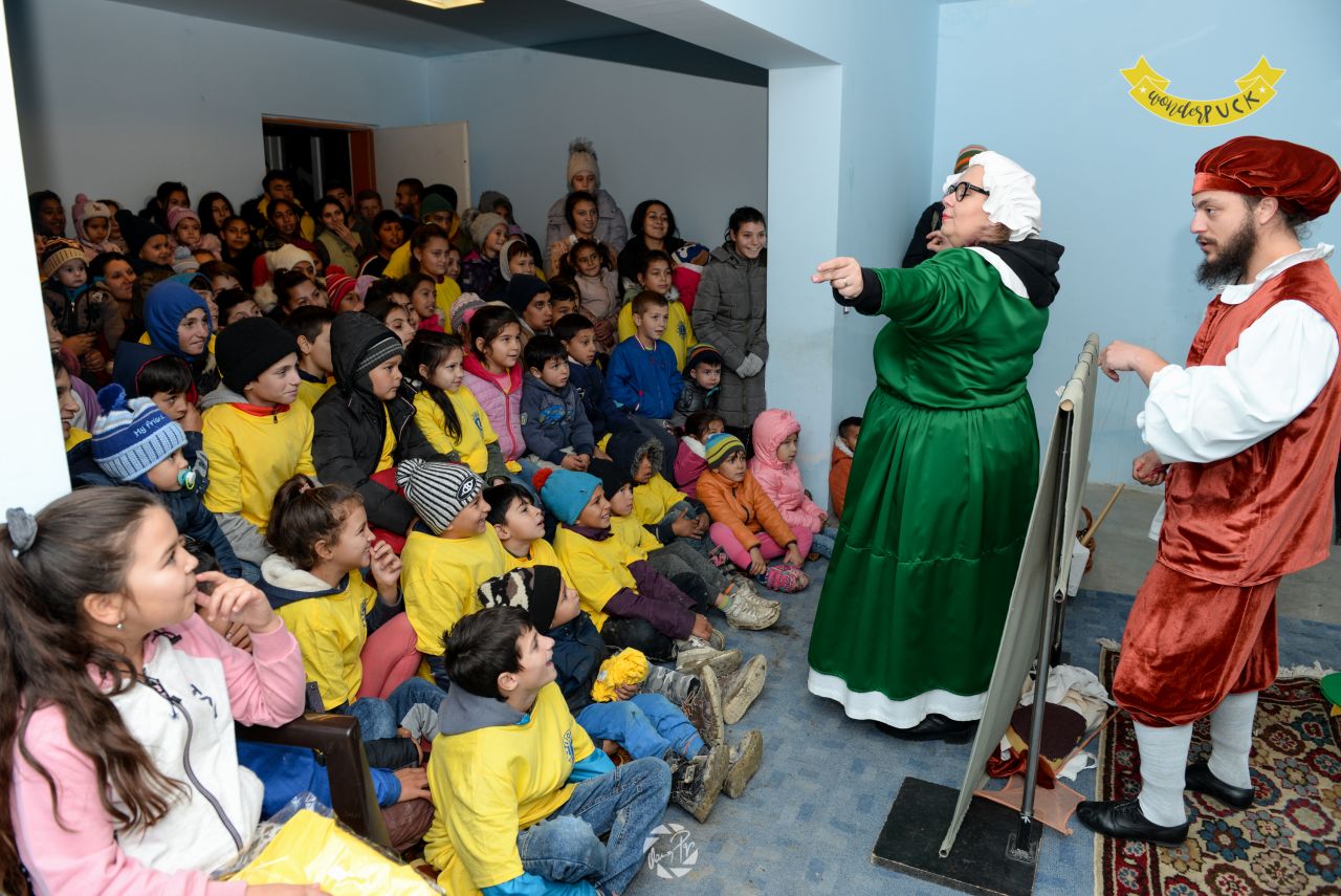 130 de copii romi din Cojocna au văzut pentru prima dată un spectacol de teatru de păpuși