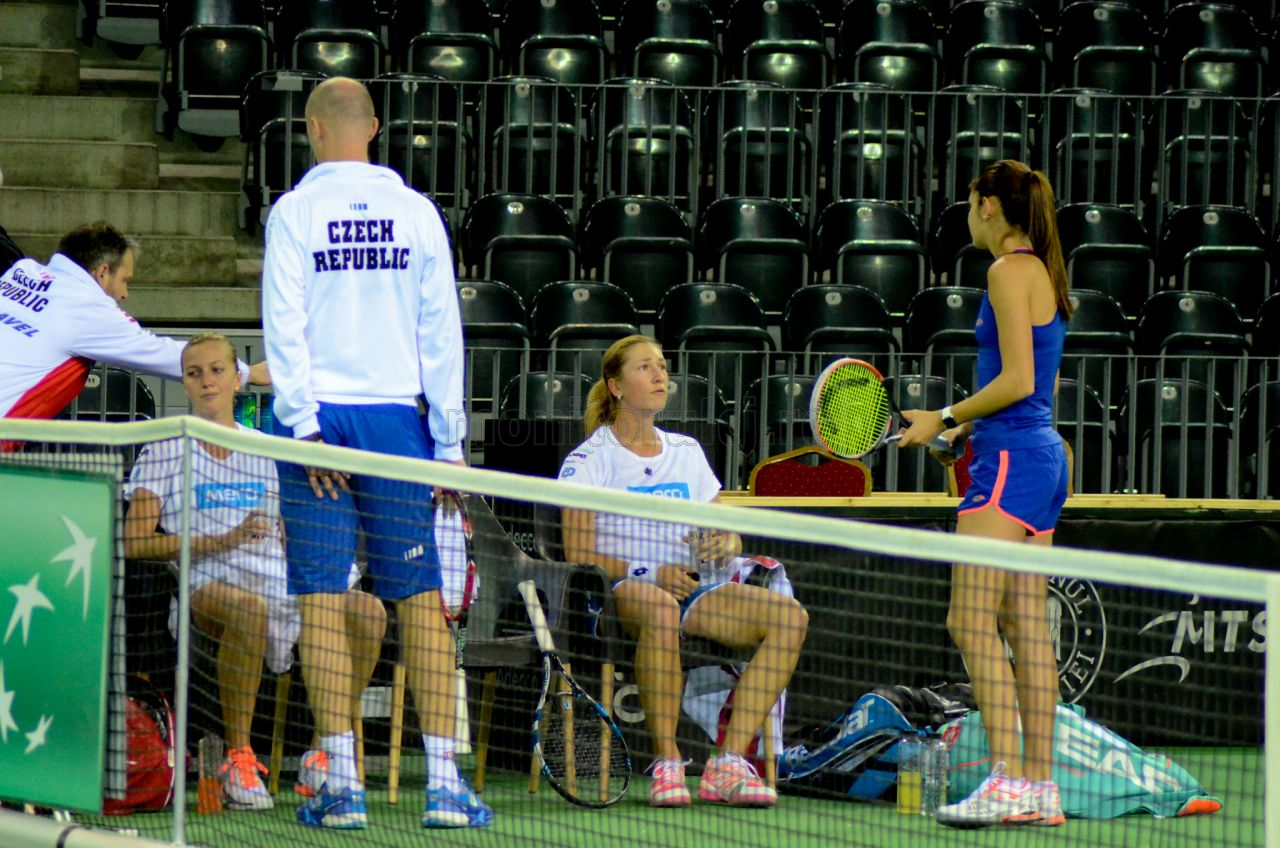Raluca Olaru (ROU) stând de vorbă cu Denisa Allertova (CZE)