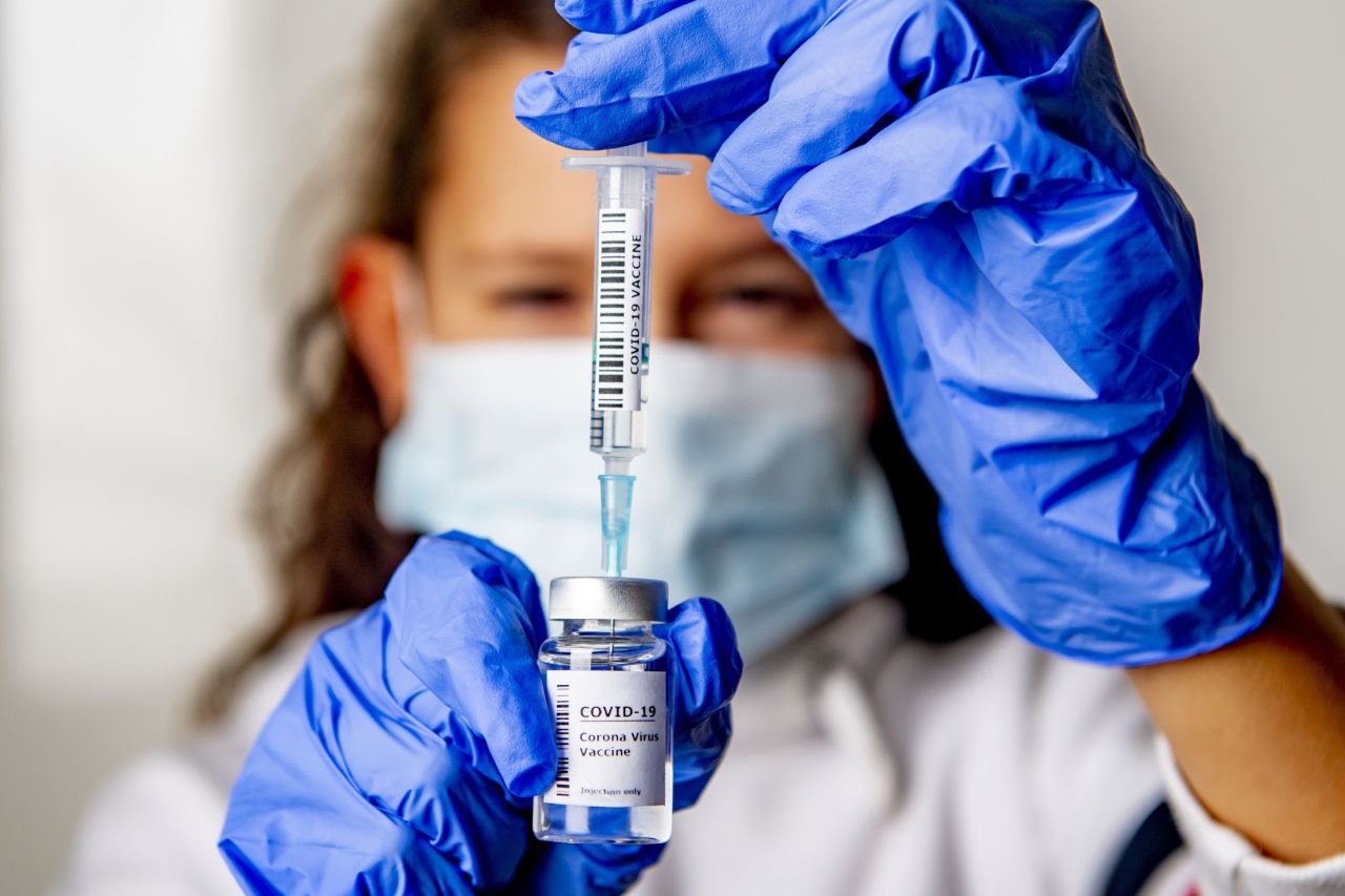 reacții diverse. Diferențe între reacțiile adverse după vaccinul Pfizer și cel de la AstraZeneca