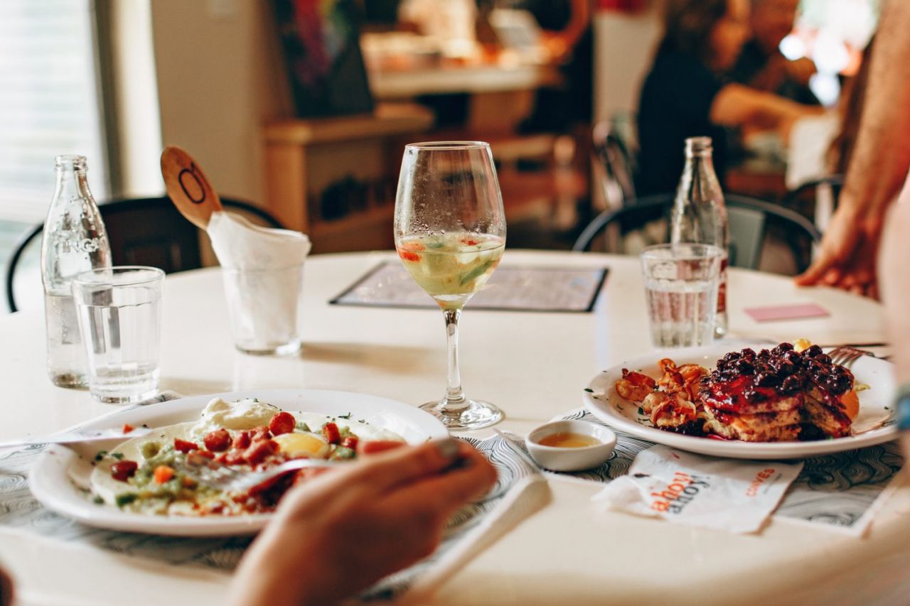 5 cazuri de COVID19 la 1.000 de locuitori. Unde poți mânca în interior la restaurant?