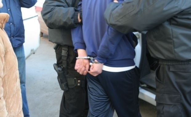 Tineri reţinuţi de poliţişti