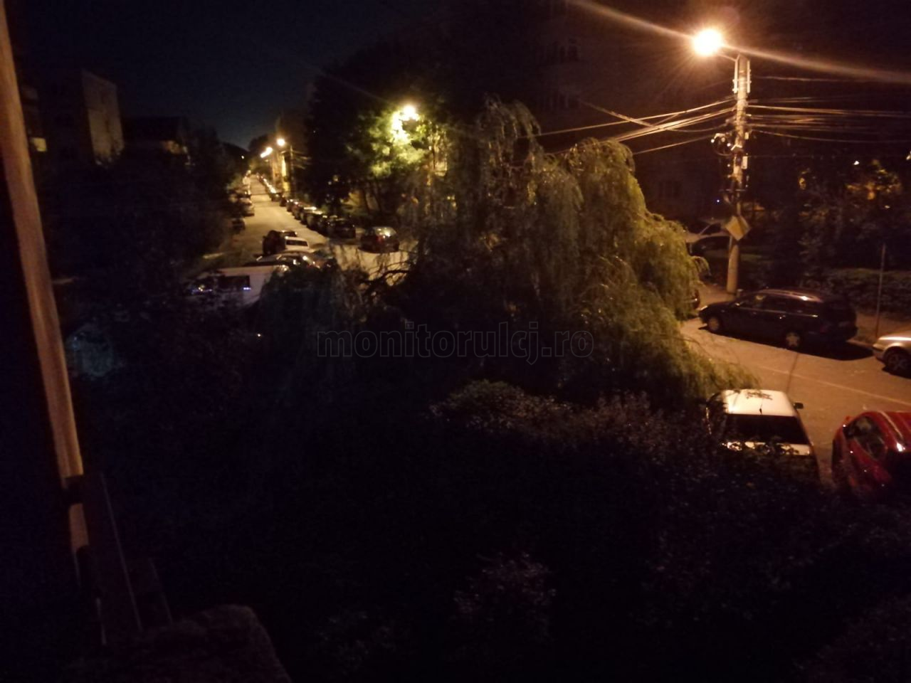 CĂZUTĂ într-o parcare din Cluj-Napoca. Mai multe mașini au fost DISTRUSE. FOTO