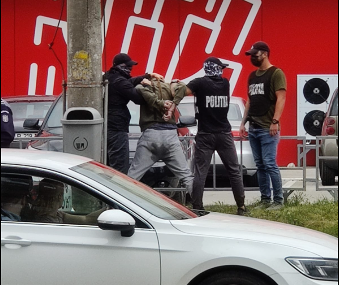 în parcarea unui supermarket din Cluj-Napoca. FOTO