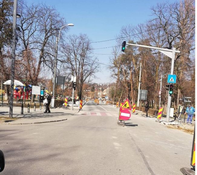 în centru. Banda dedicată transportului în comun și sens unic pe o stradă