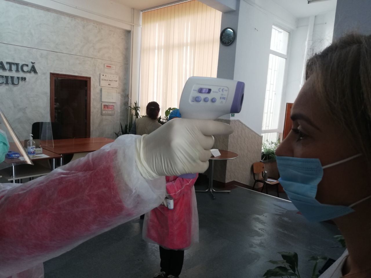 EVALUAREA NAȚIONALĂ. Ce se întâmplă cu elevii care au temperatură peste 37