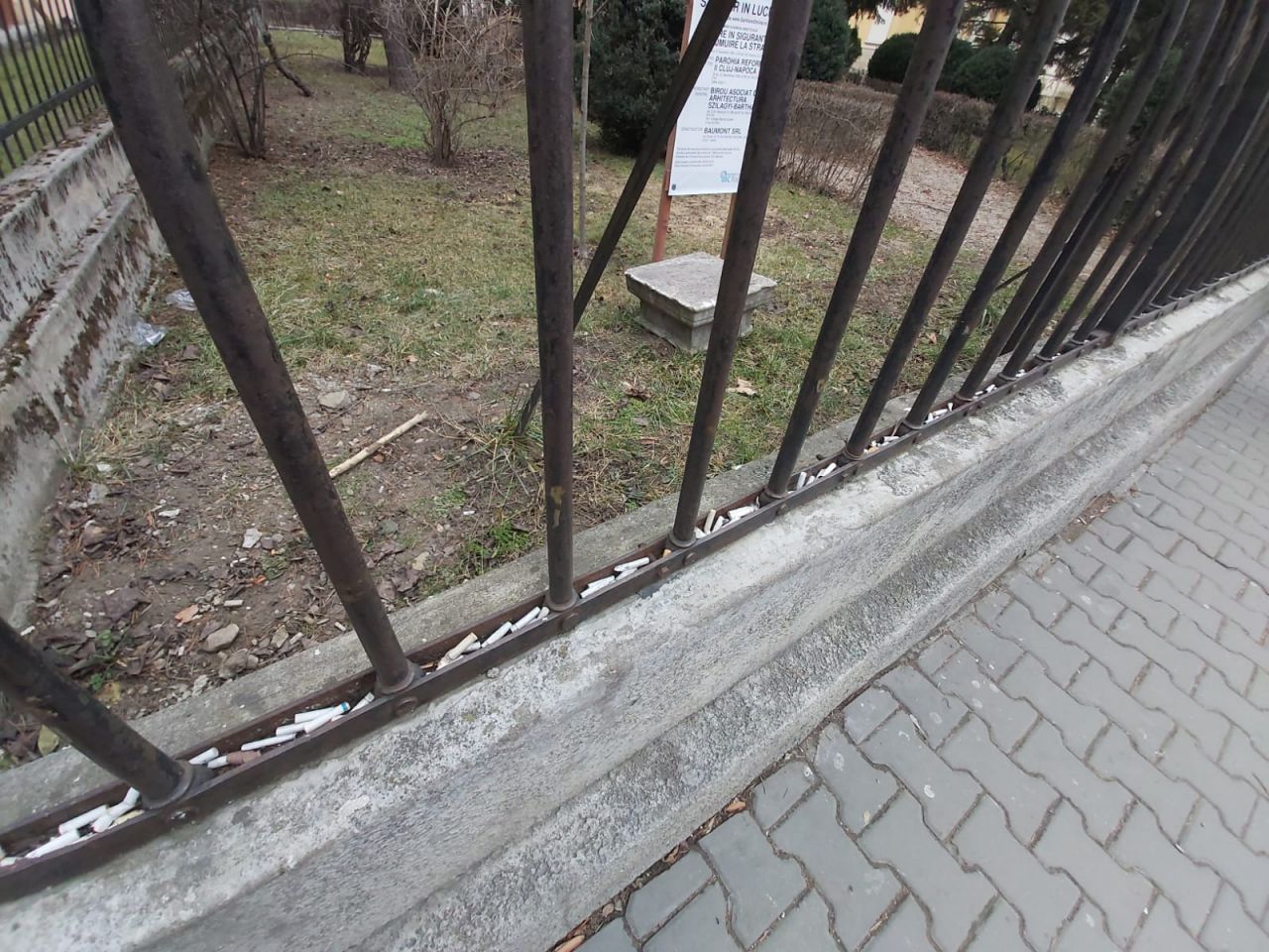 La Cluj NU e mereu altfel! Fumătorii au transformat un gard într-o scrumieră improvizată