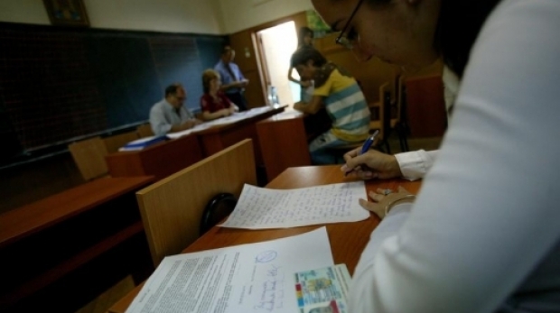 Elevii de clasa a VIII-a încep astăzi înscrierea pentru evaluarea naţională