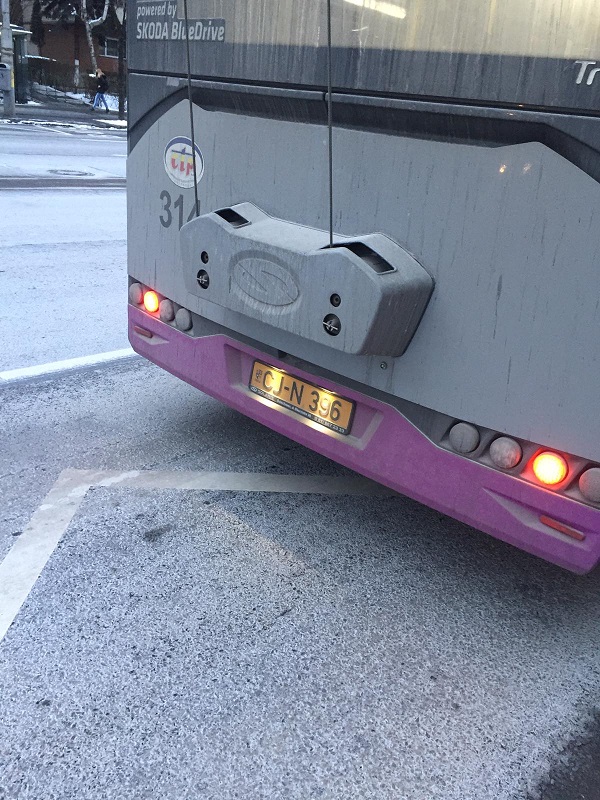 filmat în timp ce stătea pe telefon la volan. Prima reacție a conducerii
