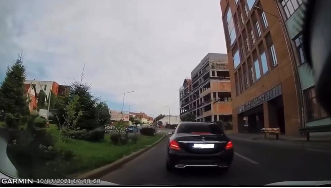 ca să-l irite pe șoferul din spate