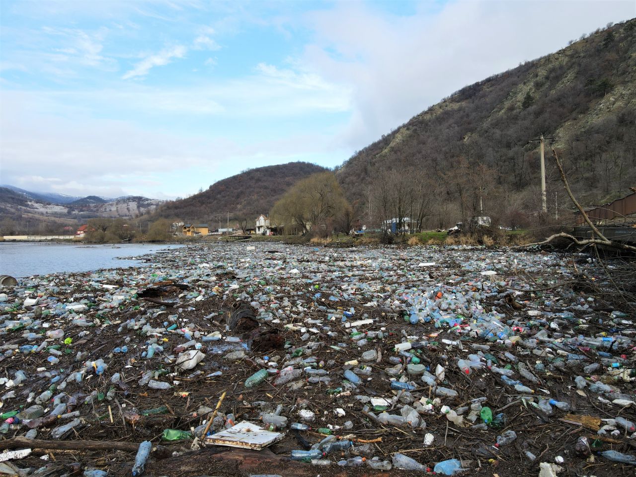 plin de particule de microplastic. Rezultatele unei analize au arătat cât de murdară e cu adevărat apa