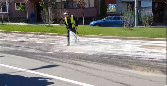 Spălarea străzilor nu se face corect? „Muncitori