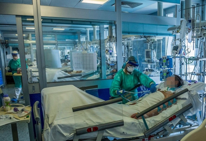 Un băiat de 14 ani a MURIT infectat cu COVID-19. 44 de copii internați la ATI